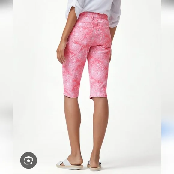 Tommy Bahama Denim Boardwalk Pink Floral 15" Clamdigger Shorts Size 30 - Picture 2 of 12